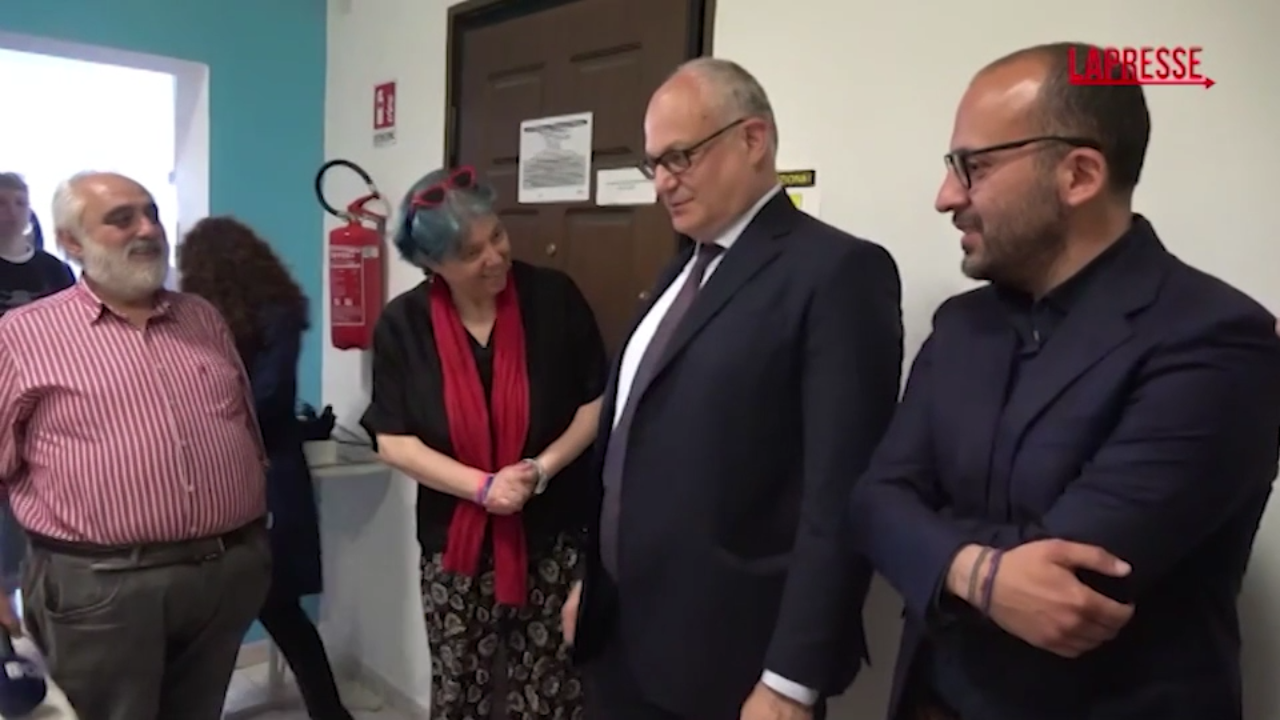 Roma, Gualtieri visita ‘Refuge Lgbt+’: casa famiglia per vittime di discriminazioni Roma, Gualtieri visita ‘Refuge Lgbt+’: casa famiglia per vittime di discriminazioni