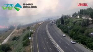Gerusalemme, grande incendio lambisce autostrada: case evacuate