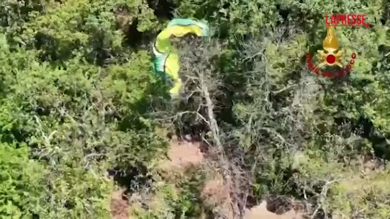 Genova, in parapendio si impiglia tra gli alberi: il salvataggio dei vigili del fuoco Genova, in parapendio si impiglia tra gli alberi: il salvataggio dei vigili del fuoco