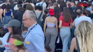 Primo Maggio 2025, il sindaco Gualtieri assiste al Concertone tra il pubblico in piazza