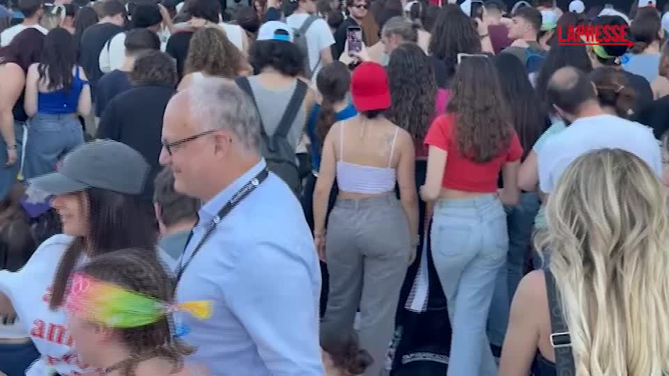 Primo Maggio 2025, il sindaco Gualtieri assiste al Concertone tra il pubblico in piazza Primo Maggio 2025, il sindaco Gualtieri assiste al Concertone tra il pubblico in piazza