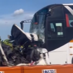 Filippine, bus travolge auto in coda al casello: 10 morti