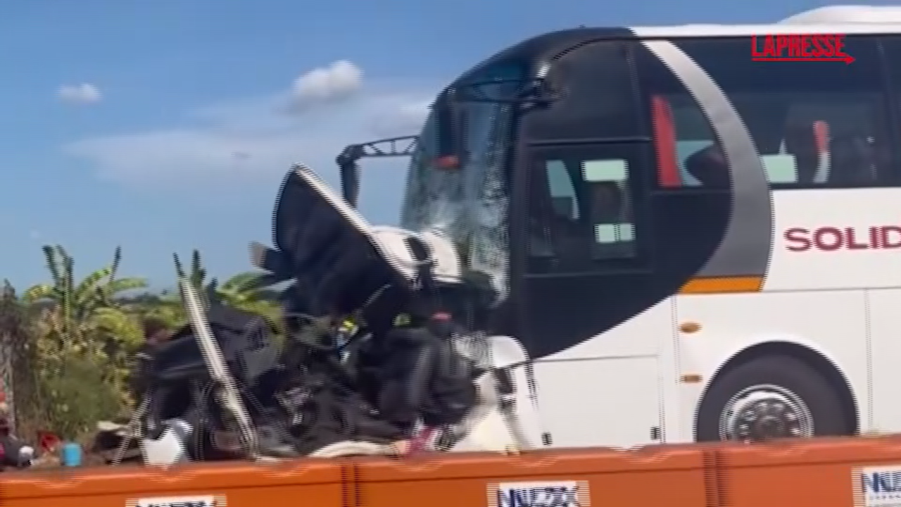 Filippine, bus travolge auto in coda al casello: 10 morti Filippine, bus travolge auto in coda al casello: 10 morti