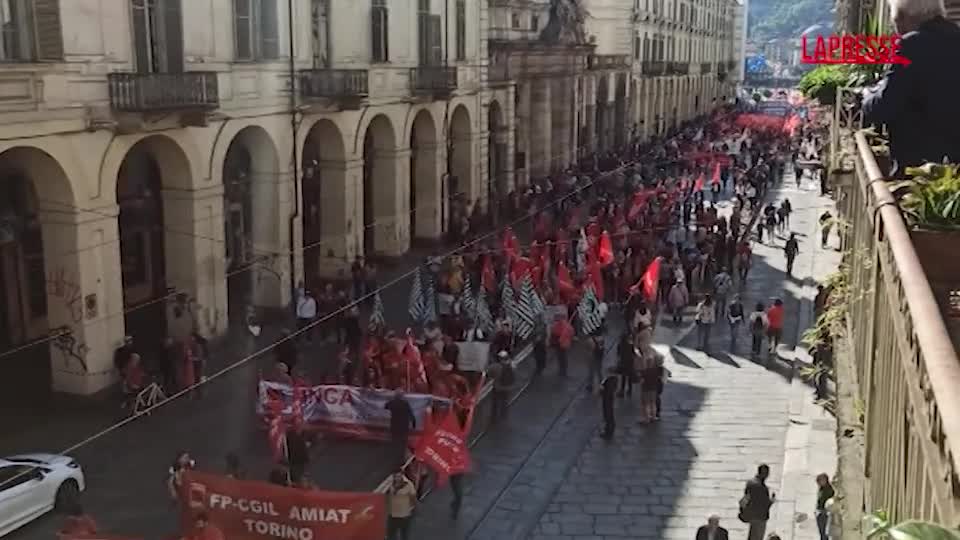 Primo Maggio, a Torino il tradizionale corteo per la Festa dei Lavoratori Primo Maggio, a Torino il tradizionale corteo per la Festa dei Lavoratori