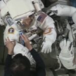 Astronauta fa la sua prima passeggiata spaziale: 6 anni fa rinunciò perché non c’erano tute della sua taglia