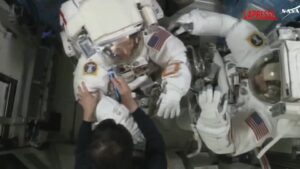 Astronauta fa la sua prima passeggiata spaziale: 6 anni fa rinunciò perché non c’erano tute della sua taglia