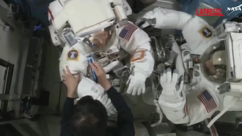 Astronauta fa la sua prima passeggiata spaziale: sei anni fa rinunciò perché non c’erano tute della sua taglia Astronauta fa la sua prima passeggiata spaziale: sei anni fa rinunciò perché non c’erano tute della sua taglia