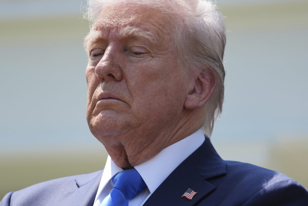 Trump minaccia sanzioni a chiunque compri petrolio dall’Iran Trump minaccia sanzioni a chiunque compri petrolio dall’Iran