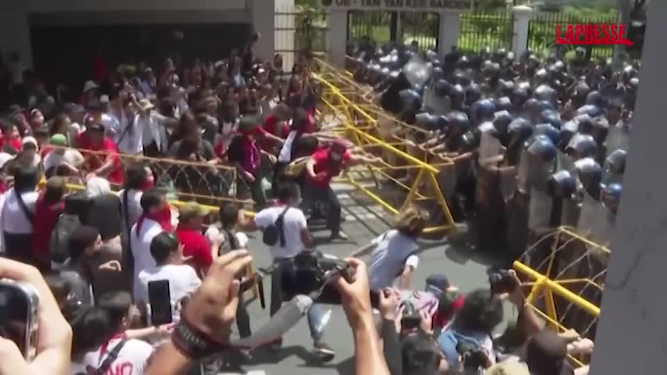 Primo maggio, Filippine: scontri tra manifestanti e polizia a Manila Primo maggio, Filippine: scontri tra manifestanti e polizia a Manila
