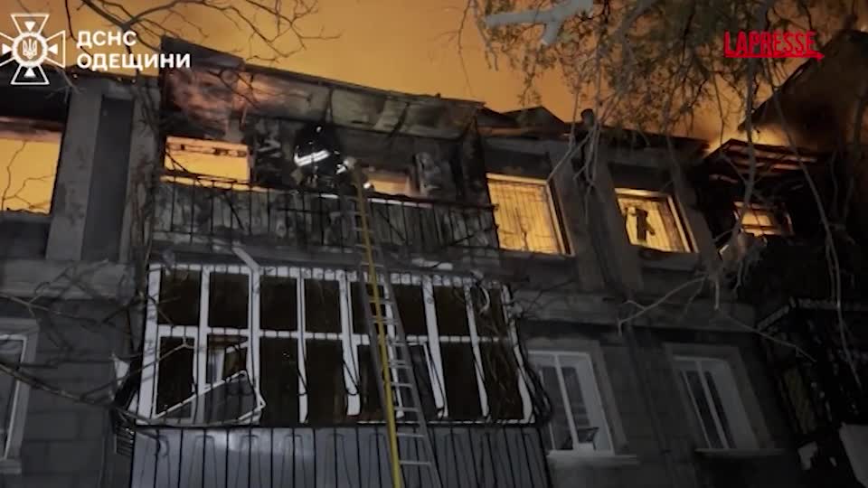 Ucraina, attacco con droni russi su Odessa: i soccorsi tra le macerie Ucraina, attacco con droni russi su Odessa: i soccorsi tra le macerie