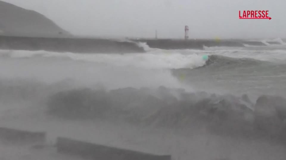 Maltempo in Nuova Zelanda, venti a 150 km/h e onde di 5 metri Maltempo in Nuova Zelanda, venti a 150 km/h e onde di 5 metri
