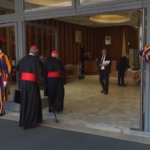 Conclave, l’arrivo dei cardinali in Vaticano