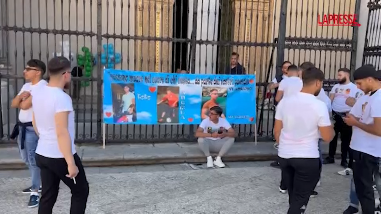 Sparatoria Monreale, ai funerali uno striscione per le vittime Sparatoria Monreale, ai funerali uno striscione per le vittime
