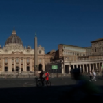 Conclave 2025, il comignolo montato sulla Cappella Sistina: il timelapse
