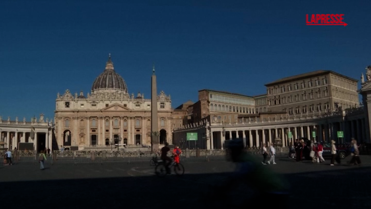 Conclave 2025, il comignolo montato sulla Cappella Sistina: il timelapse Conclave 2025, il comignolo montato sulla Cappella Sistina: il timelapse