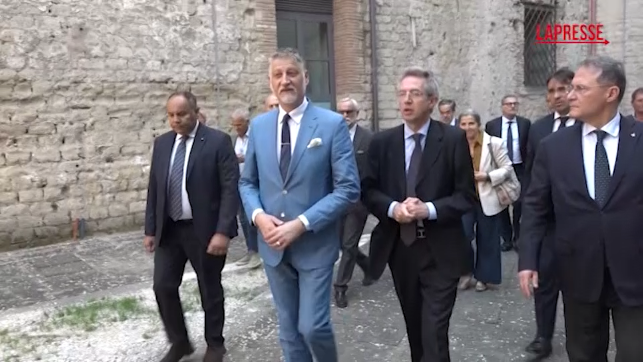 Napoli, il ministro Giuli visita Palazzo Fuga: “Modello di rigenerazione urbano che farà scuola” Napoli, il ministro Giuli visita Palazzo Fuga: “Modello di rigenerazione urbano che farà scuola”
