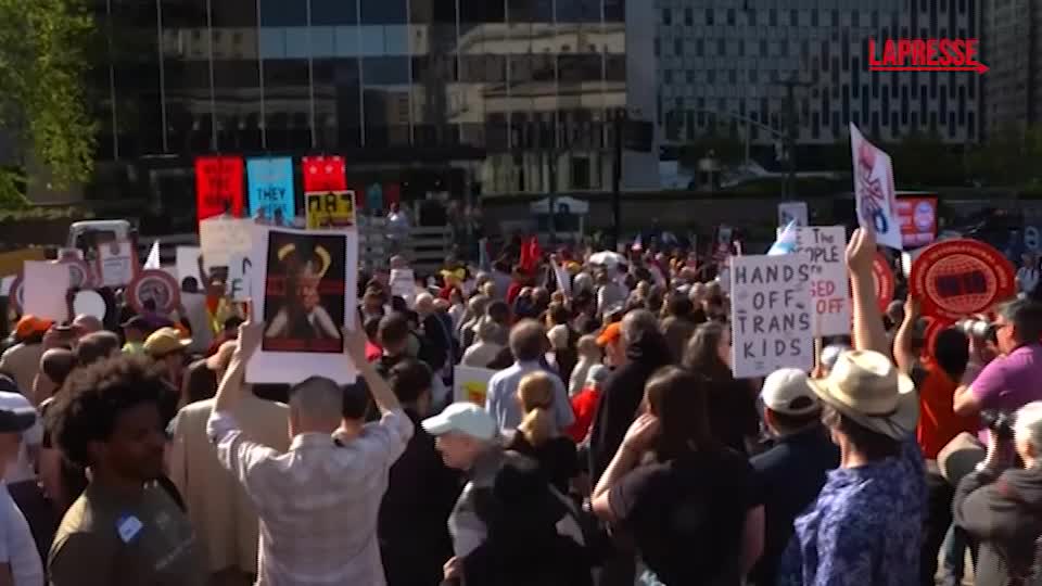 Primo Maggio, in migliaia manifestano a New York per i diritti dei lavoratori Primo Maggio, in migliaia manifestano a New York per i diritti dei lavoratori