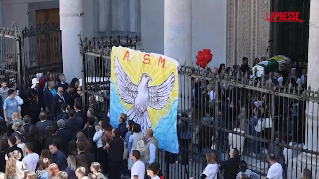Monreale, ai funerali dei ragazzi uccisi palloncini a forma di cuore Monreale, ai funerali dei ragazzi uccisi palloncini a forma di cuore