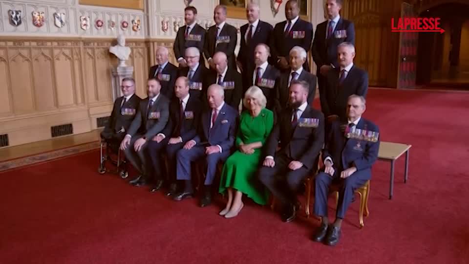 Giorno della Vittoria, Re Carlo premia i veterani Giorno della Vittoria, Re Carlo premia i veterani