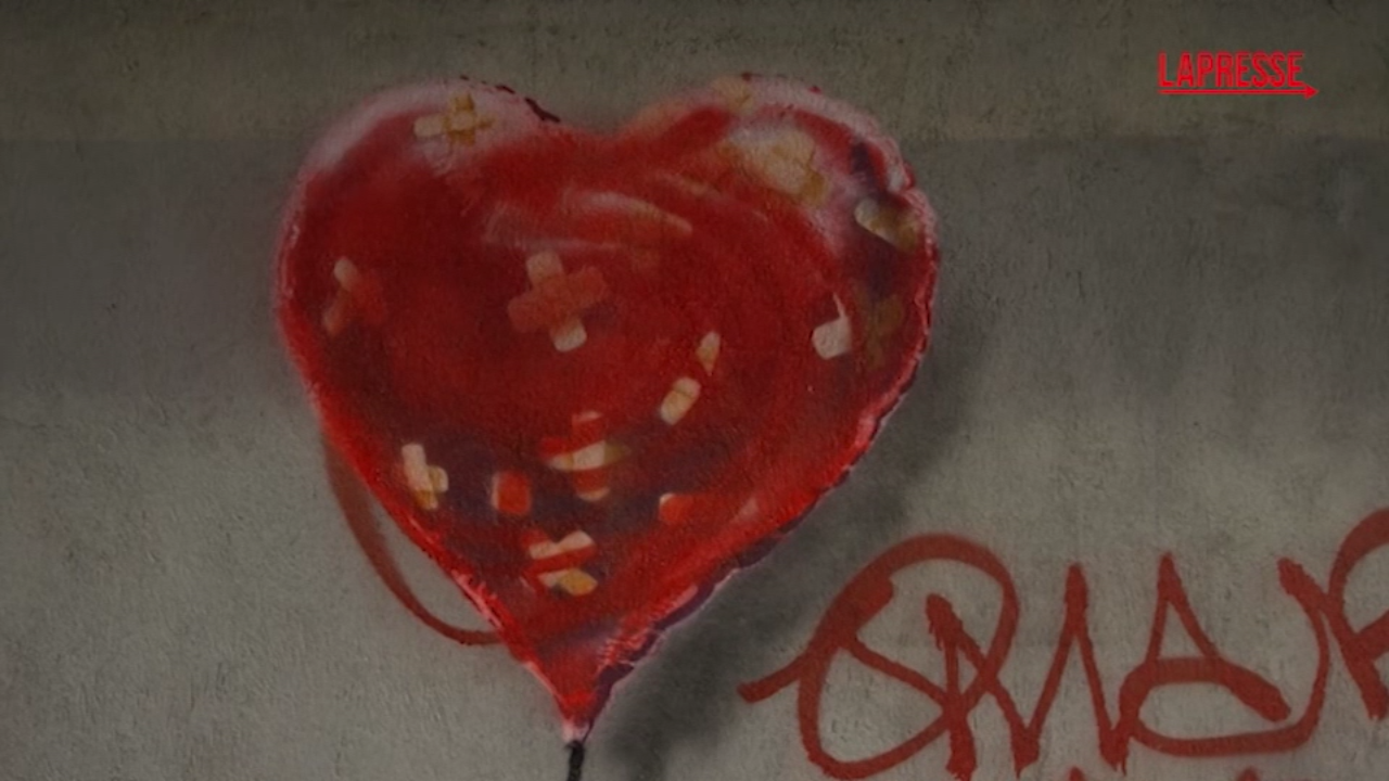 Banksy palloncino da Lapresse.it banksy e il palloncino a forma di cuore pezzo di muro all asta a new york