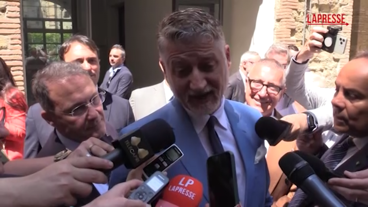 Il ministro Giuli a Napoli: “Profumo di scudetto rallegra il mio cuore di romanista” Il ministro Giuli a Napoli: “Profumo di scudetto rallegra il mio cuore di romanista”