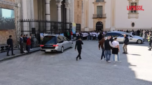 Sparatoria Monreale, ai funerali applausi all’arrivo delle bare