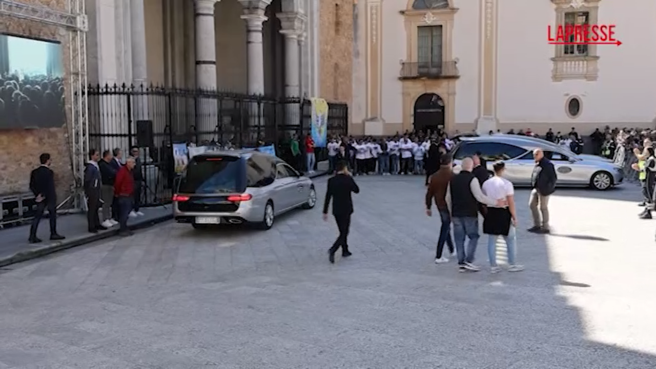 Sparatoria Monreale, ai funerali applausi all’arrivo delle bare Sparatoria Monreale, ai funerali applausi all’arrivo delle bare