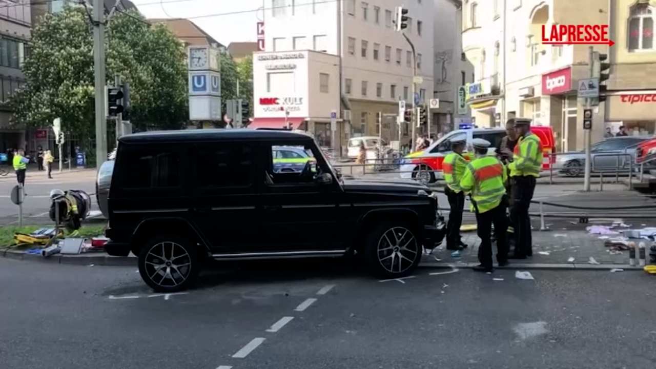 Germania, auto sulla folla a Stoccarda: il luogo dell’incidente Germania, auto sulla folla a Stoccarda: il luogo dell’incidente