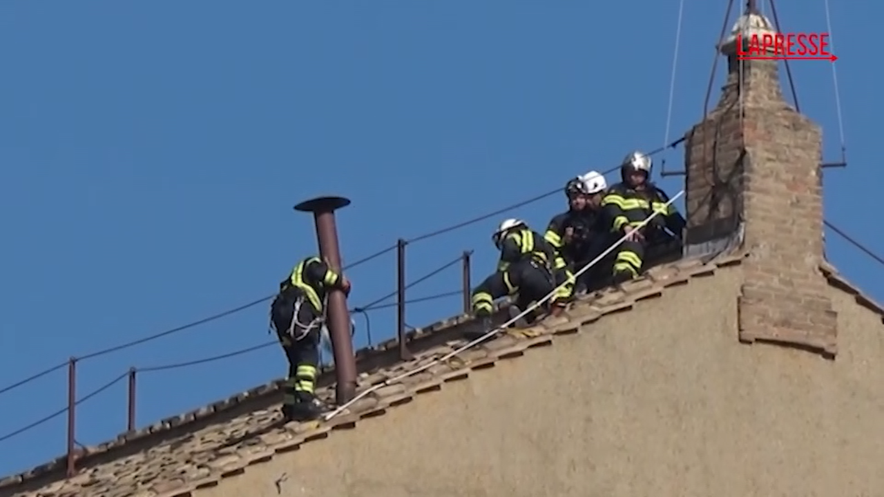 Conclave montato da Lapresse.it conclave montato il comignolo per le fumate sulla cappella sistina