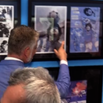 Napoli, Giuli al Comicon con il figlio che indossa la maglia di Maradona