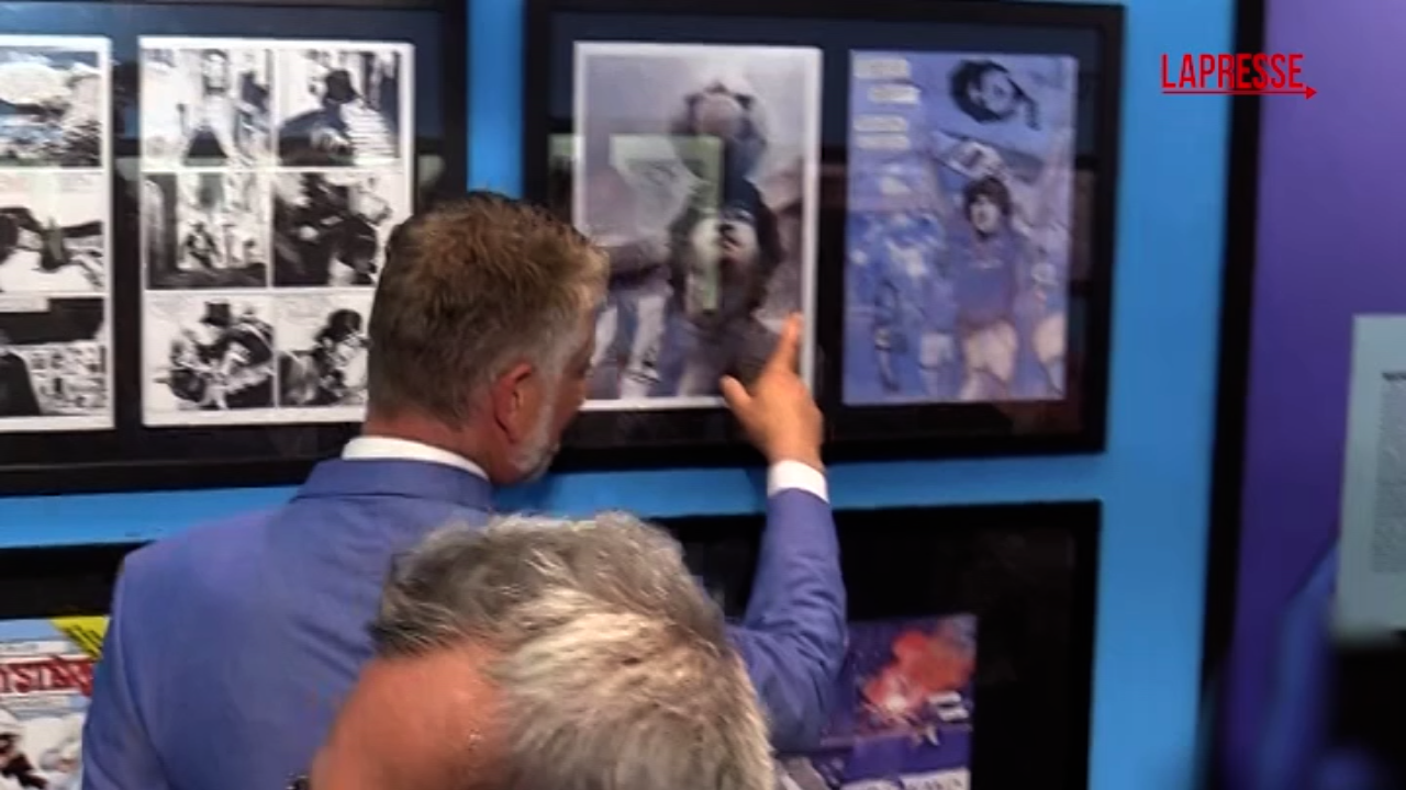 Napoli, Giuli al Comicon con il figlio che indossa la maglia di Maradona Napoli, Giuli al Comicon con il figlio che indossa la maglia di Maradona