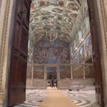 Conclave 2025, i preparativi nella Cappella Sistina in vista del voto