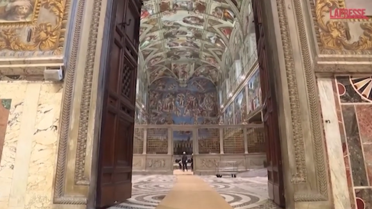 Conclave 2025, i preparativi nella Cappella Sistina in vista del voto
