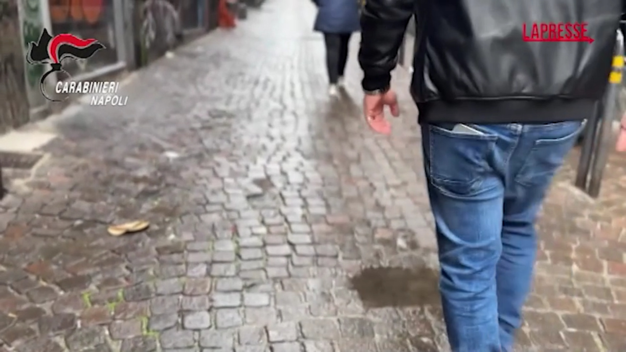 Napoli, foto della vicina sul comodino e pedinamenti: arrestato per stalking Napoli, foto della vicina sul comodino e pedinamenti: arrestato per stalking