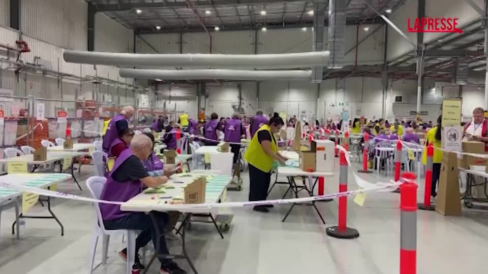 Australia al voto, urne chiuse: via allo spoglio delle schede Australia al voto, urne chiuse: via allo spoglio delle schede