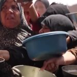 Gaza, famiglie disperate si accalcano per ricevere cibo