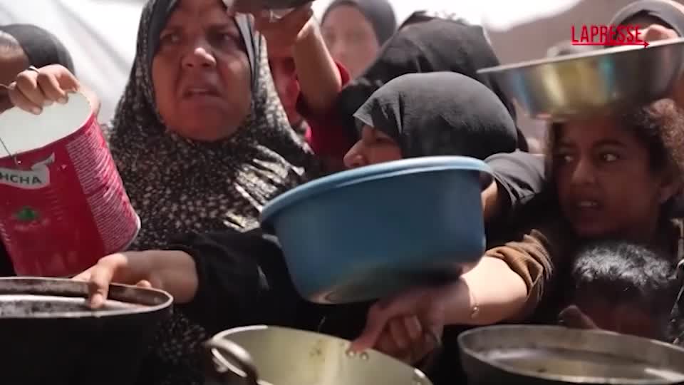 Gaza, famiglie disperate si accalcano per ricevere cibo Gaza, famiglie disperate si accalcano per ricevere cibo