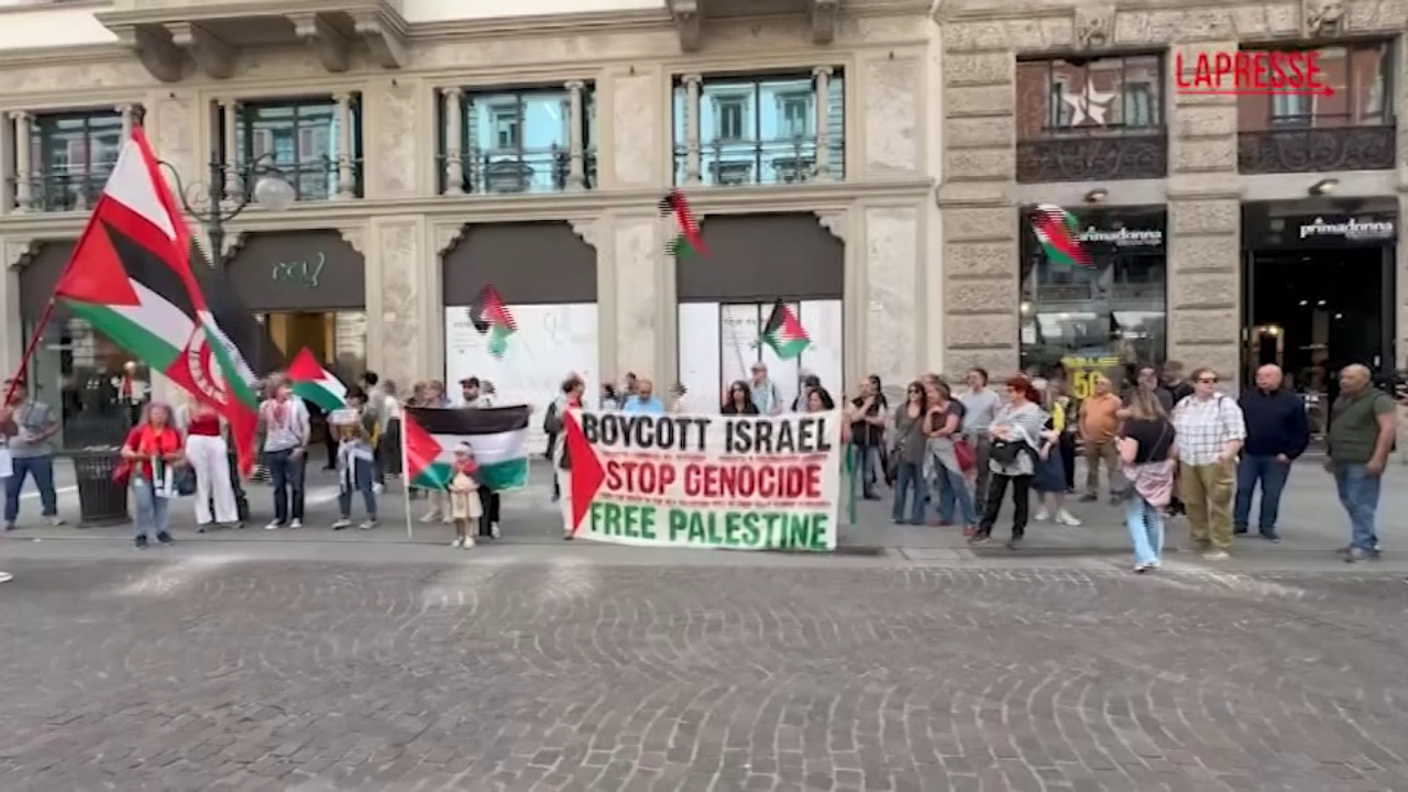 Milano, Pro Pal contro McDonald’s: “Boicottiamo chi sostiene Israele” Milano, Pro Pal contro McDonald’s: “Boicottiamo chi sostiene Israele”