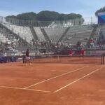 Roma, Paolo Bonolis gioca a tennis in coppia con Flavio Cobolli
