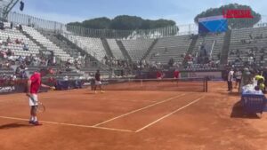 Roma, Paolo Bonolis gioca a tennis in coppia con Flavio Cobolli