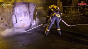 Ucraina, attacchi russi su Kharkiv: edifici in fiamme e auto distrutte