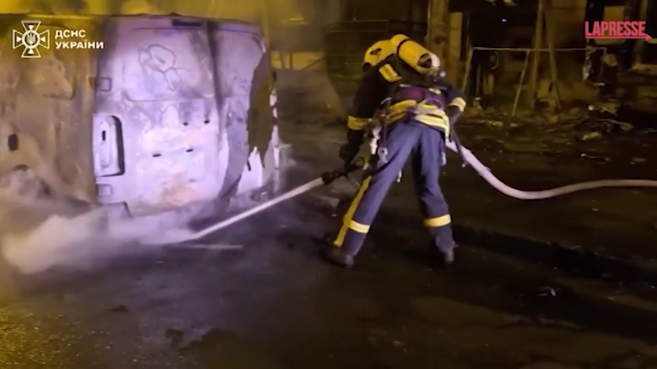 Ucraina, attacchi russi su Kharkiv: edifici in fiamme e auto distrutte Ucraina, attacchi russi su Kharkiv: edifici in fiamme e auto distrutte