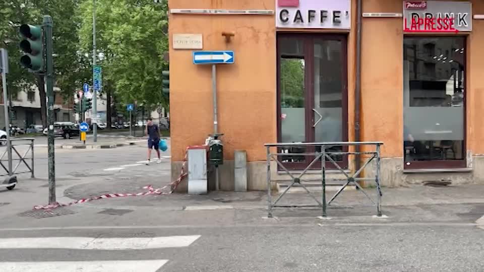 Torino, 19enne accoltellato a morte in strada: residenti esasperati Torino, 19enne accoltellato a morte in strada: residenti esasperati