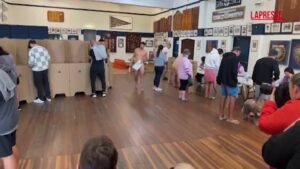 Australia, voto al via: elettori alle urne in costume da bagno