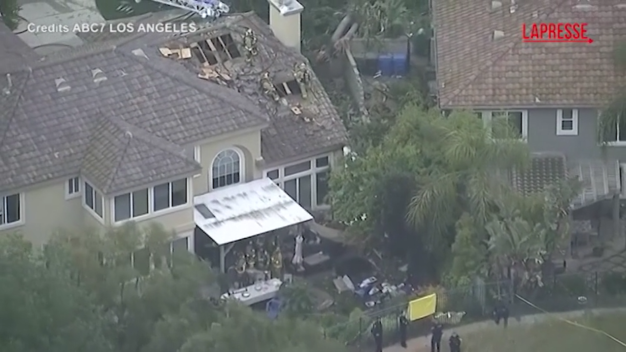 California, aereo si schianta tra le case: un morto California, aereo si schianta tra le case: un morto