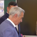 Romania, Simion con Georgescu al seggio: “Qui per tornare alla democrazia”