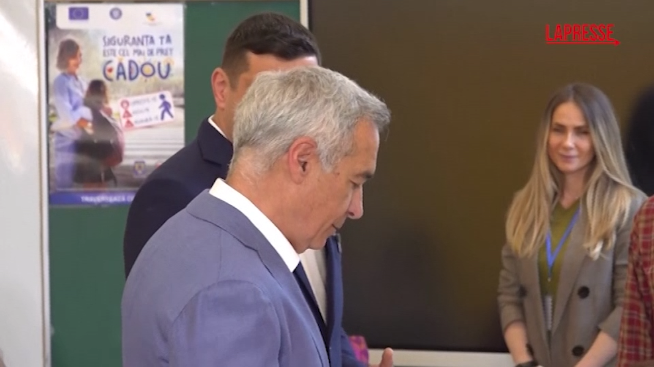 Romania, Simion con Georgescu al seggio: “Qui per tornare alla democrazia” Romania, Simion con Georgescu al seggio: “Qui per tornare alla democrazia”
