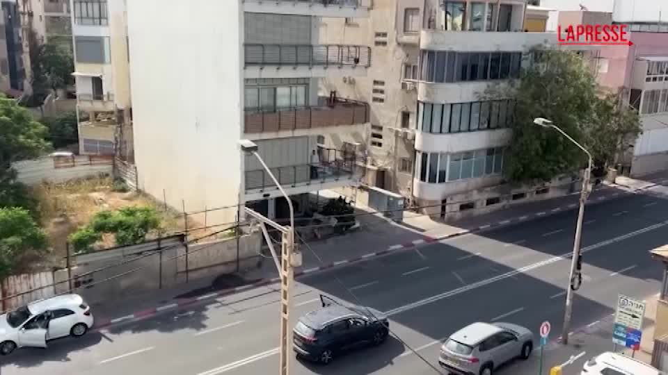 Missile Houthi contro Tel Aviv: le persone si mettono al riparo Missile Houthi contro Tel Aviv: le persone si mettono al riparo