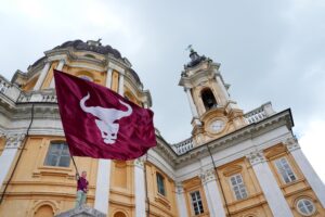 Grande Torino, l’omaggio degli ‘Invincibili’ a Superga: 20mila tifosi in corteo
