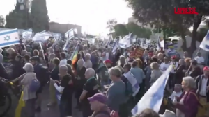 Israele, proteste antigovernative fuori dalla Knesset a Gerusalemme